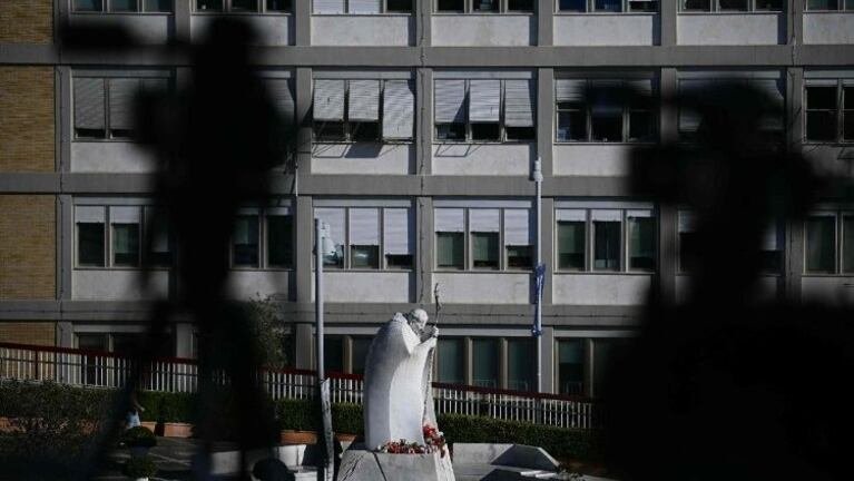 Nuevo parte médico del papa Francisco: los exámenes mostraron una leve mejoría