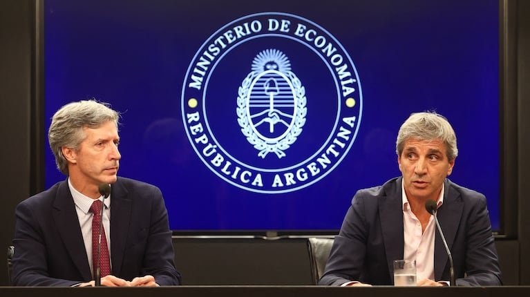 Tras los anuncios del Gobierno, cayeron las acciones, subieron los dólares financieros y creció el riesgo país