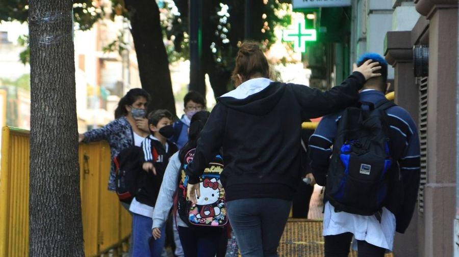 Las familias de chicos porteños que no asistan a la escuela perderán los planes sociales