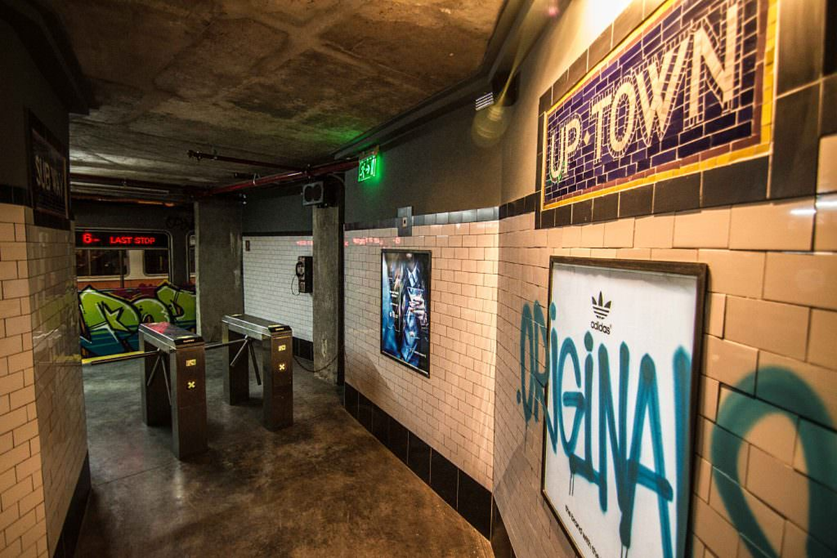 Existen bares temáticos que te trasladan a diferentes espacios y lugares del mundo para disfrutar de una experiencia gastronómica distinta en Buenos Aires.