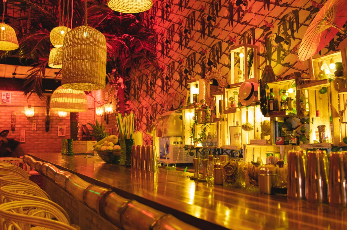 Existen bares temáticos que te trasladan a diferentes espacios y lugares del mundo para disfrutar de una experiencia gastronómica distinta en Buenos Aires.