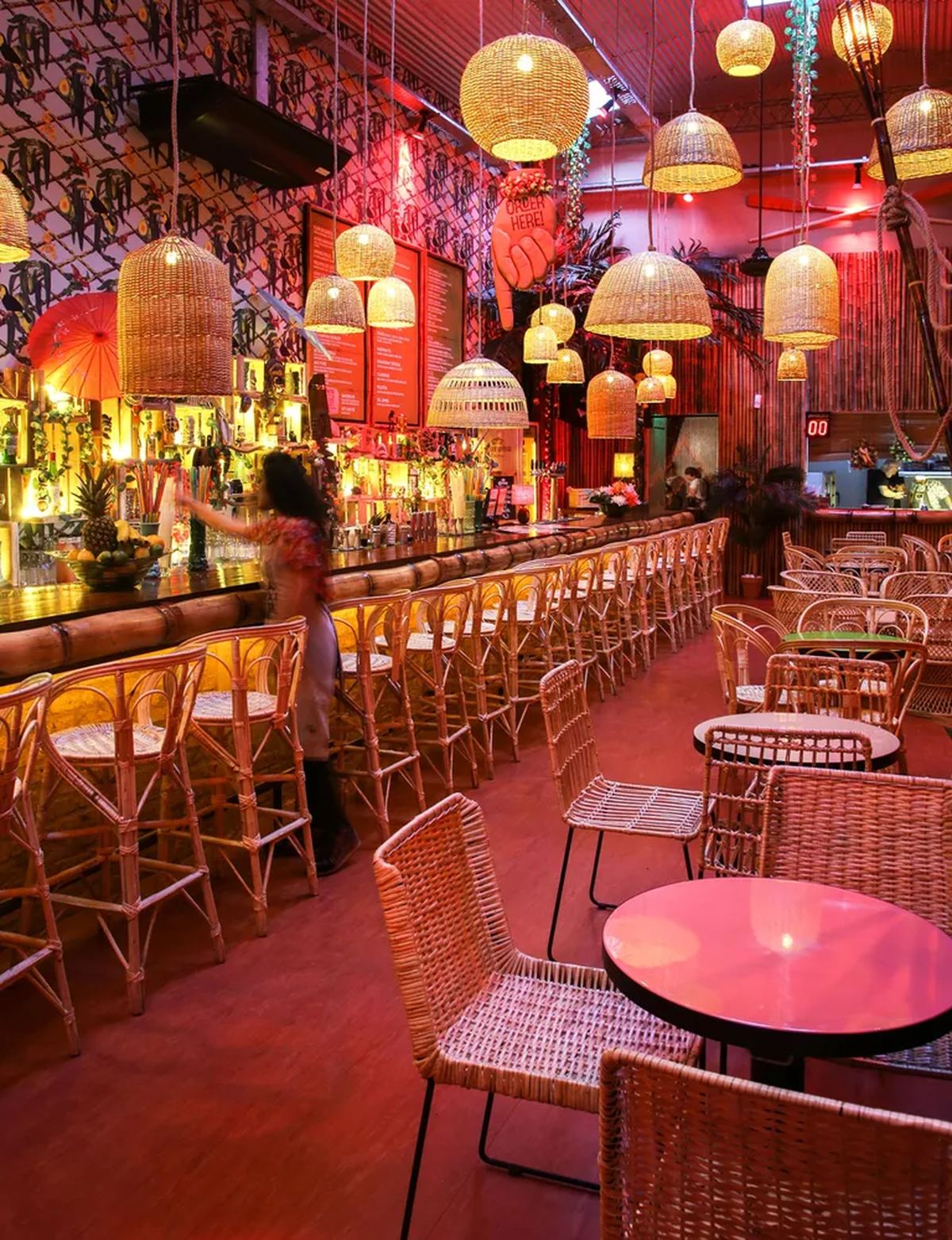 Existen bares temáticos que te trasladan a diferentes espacios y lugares del mundo para disfrutar de una experiencia gastronómica distinta en Buenos Aires.