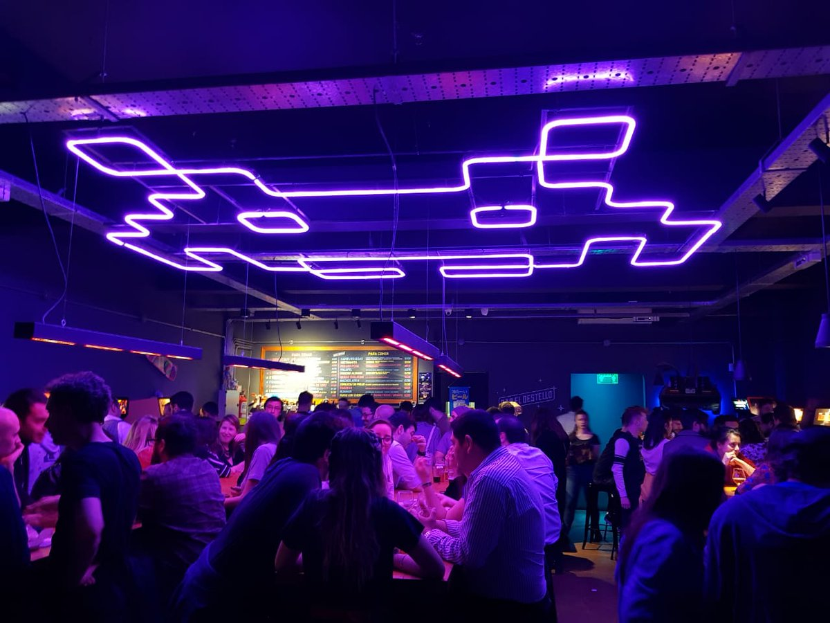 Existen bares temáticos que te trasladan a diferentes espacios y lugares del mundo para disfrutar de una experiencia gastronómica distinta en Buenos Aires.