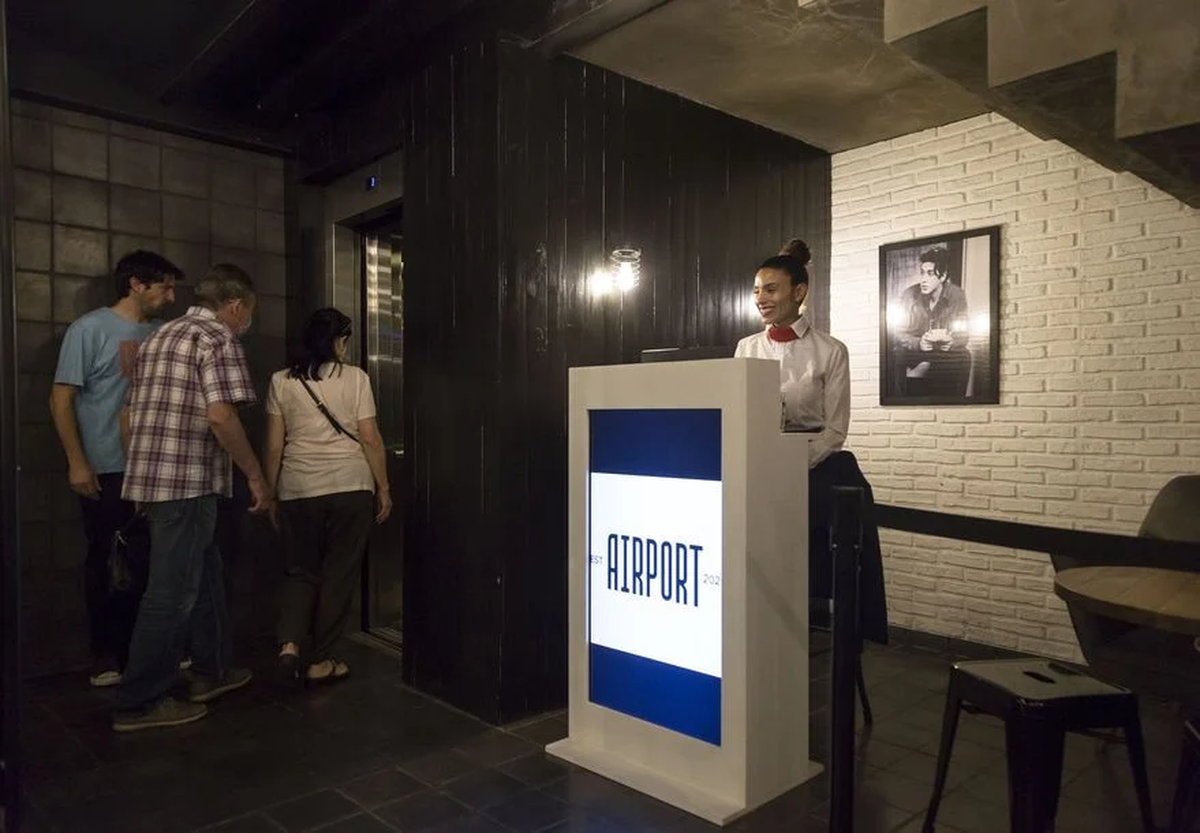 Existen bares temáticos que te trasladan a diferentes espacios y lugares del mundo para disfrutar de una experiencia gastronómica distinta en Buenos Aires.