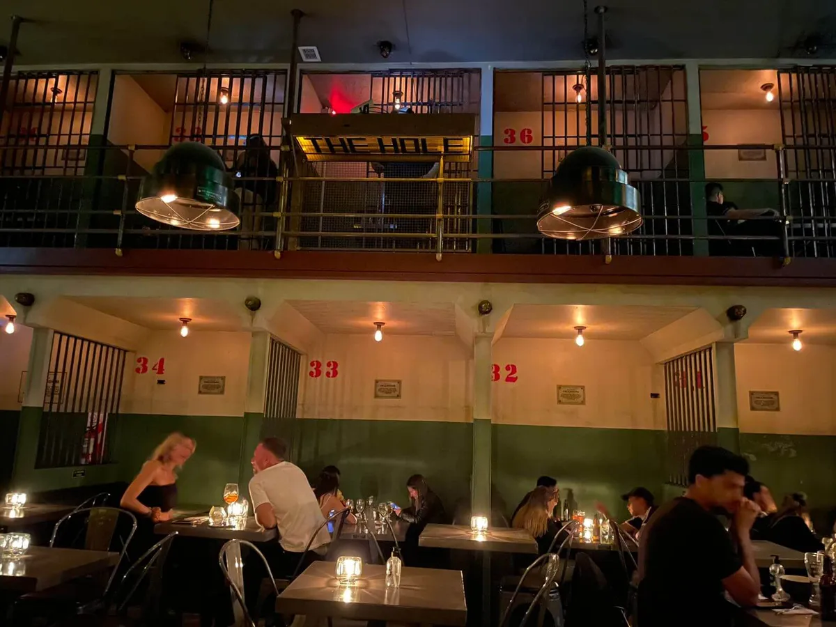 Existen bares temáticos que te trasladan a diferentes espacios y lugares del mundo para disfrutar de una experiencia gastronómica distinta en Buenos Aires.
