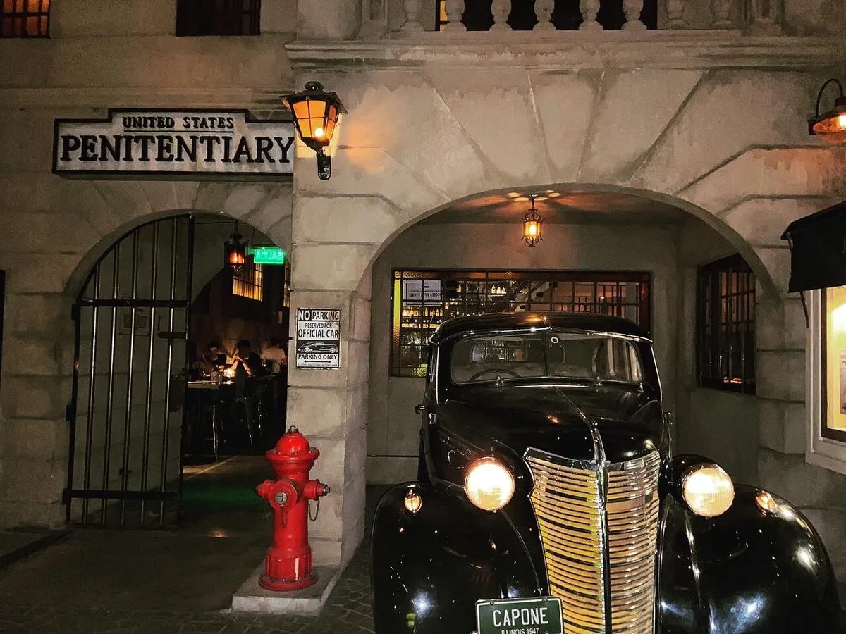 Existen bares temáticos que te trasladan a diferentes espacios y lugares del mundo para disfrutar de una experiencia gastronómica distinta en Buenos Aires.