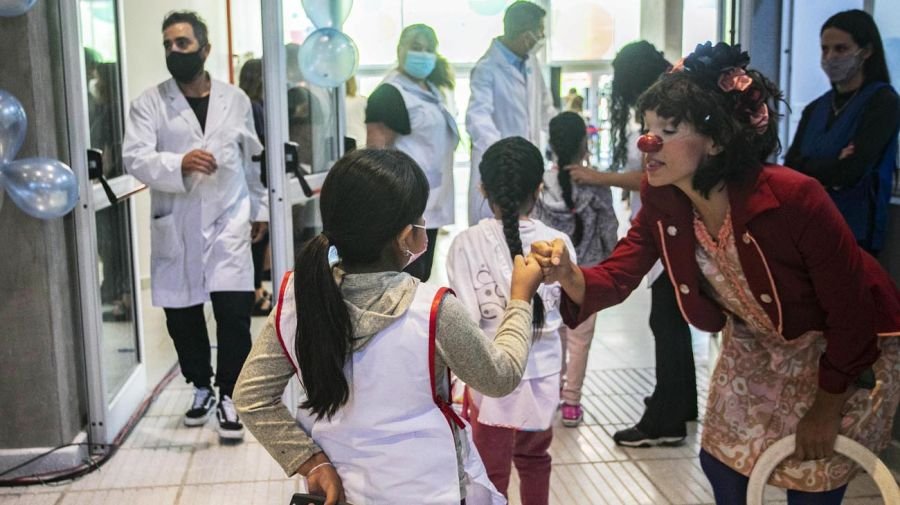 Las familias de chicos porteños que no asistan a la escuela perderán los planes sociales