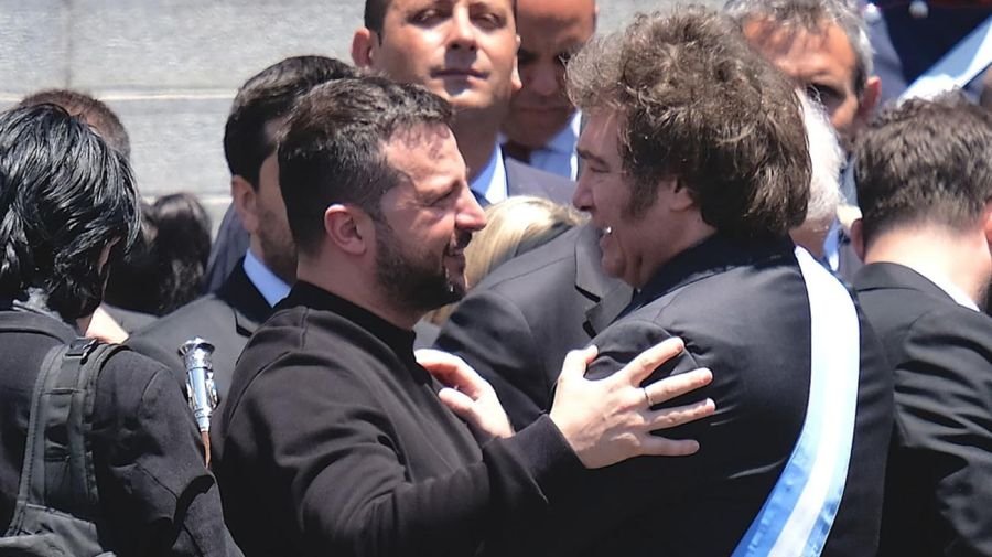 Fotogalería de la asunción de Milei: los invitados, las risas con Cristina Kirchner, la calle y el paseo con Karina