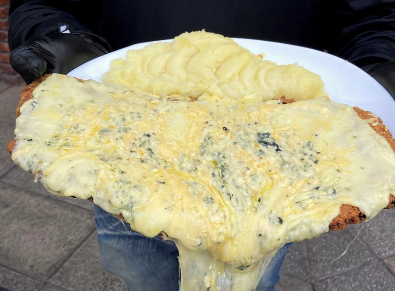 El bodegón de Buenos Aires que hace una milanesa de cuatro quesos enorme