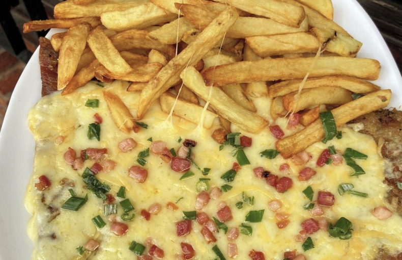 El bodegón de Buenos Aires que hace una milanesa de cuatro quesos enorme