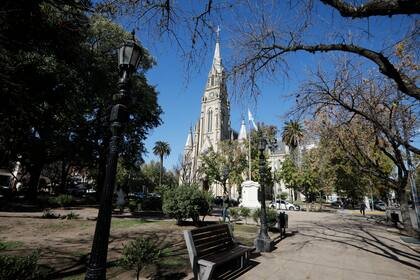 Escapadas: las mejores picadas, sabores caseros y boliches antiguos en un pueblo a 100 kilómetros de Capital