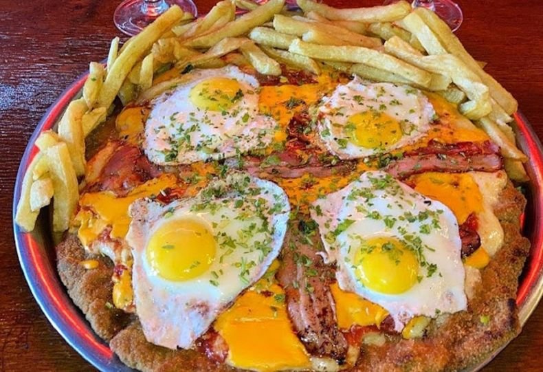El restaurante de Buenos Aires que prepara un sándwich de milanesa enorme, sabroso y barato