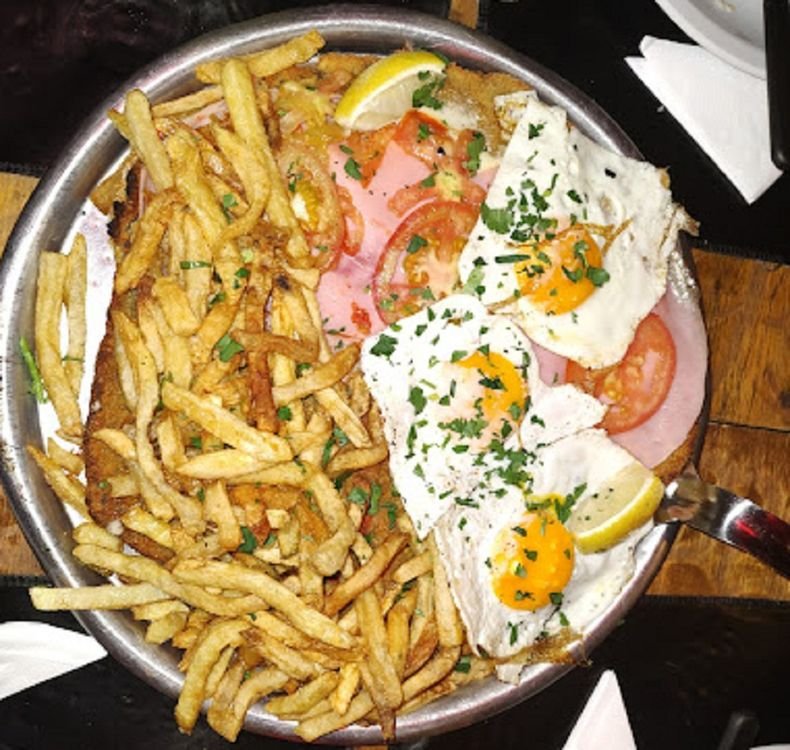 El restaurante de Buenos Aires que prepara un sándwich de milanesa enorme, sabroso y barato