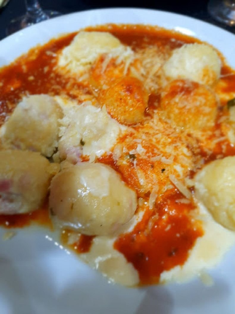 El bodegón de Buenos Aires que se destaca por sus rabas, provoletas y pastas