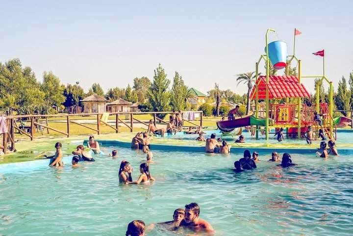Termas, turismo rural y el Bosque Encantado, en una escapada a General Belgrano