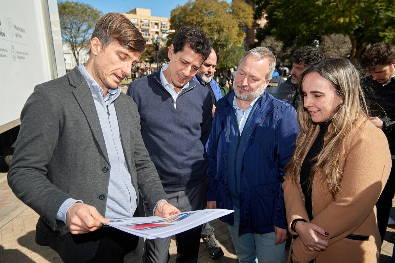 Wado de Pedro entregó vehículos y maquinarias en Morón junto a Lucas Ghi por Municipios de Pie